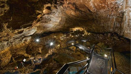La primera sala de El Pendo sorprende por sus amplias dimensiones de 45 m de ancho por 22 m de altura. Al fondo, el friso con 19 de las 24 pinturas documentadas hasta la fecha; visible desde el espacio de ocupación, integra el arte a la vida cotidiana de las poblaciones que lo habitaron.