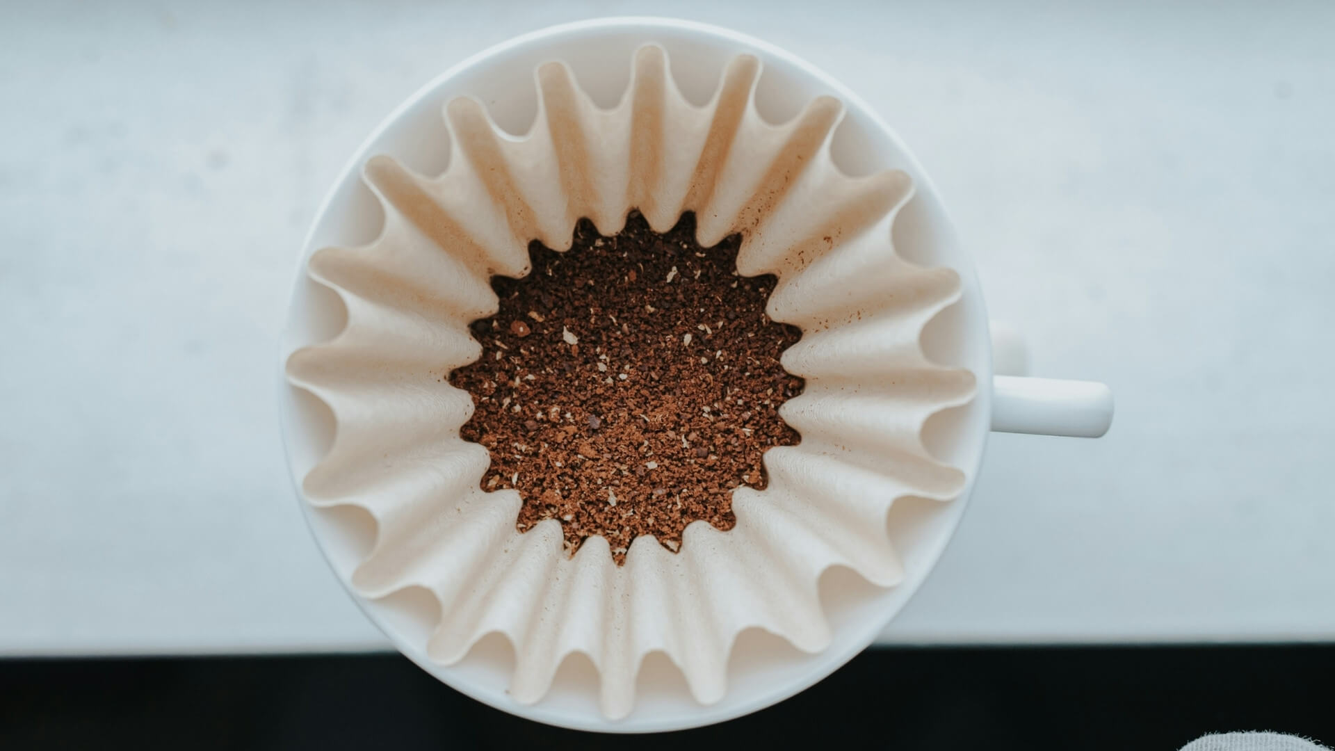 El sorprendente hallazgo que transforma los posos del café en un refuerzo ecológico para la construcción