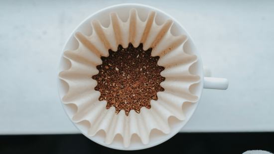 El sorprendente hallazgo que transforma los posos del café en un refuerzo ecológico para la construcción