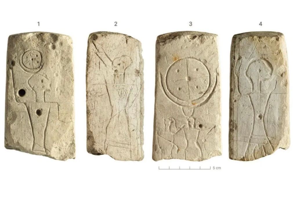 Los autores señalan que el prisma de Lidar Höyük, descubierto en Turquía en la década de 1980, incluye igualmente la representación de una barca celeste, un detalle que reforzaría su propuesta sobre el origen y la tradición iconográfica del vaso