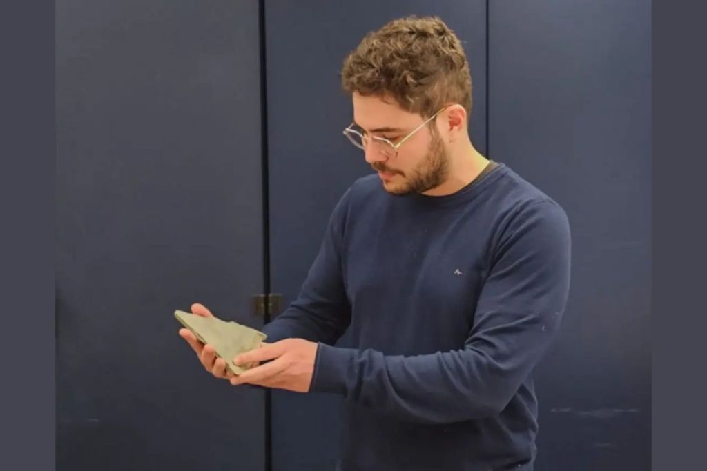 El doctor Bruno Becker-Kerber sostiene una muestra del fósil hallado