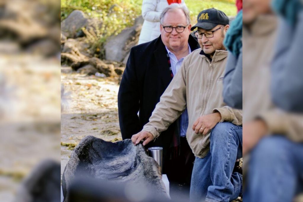 Bill Quackenbush, a la derecha, junto a Christian Overland, director de la Sociedad Histórica de Wisconsin, observando detenidamente la canoa recuperada en 2021