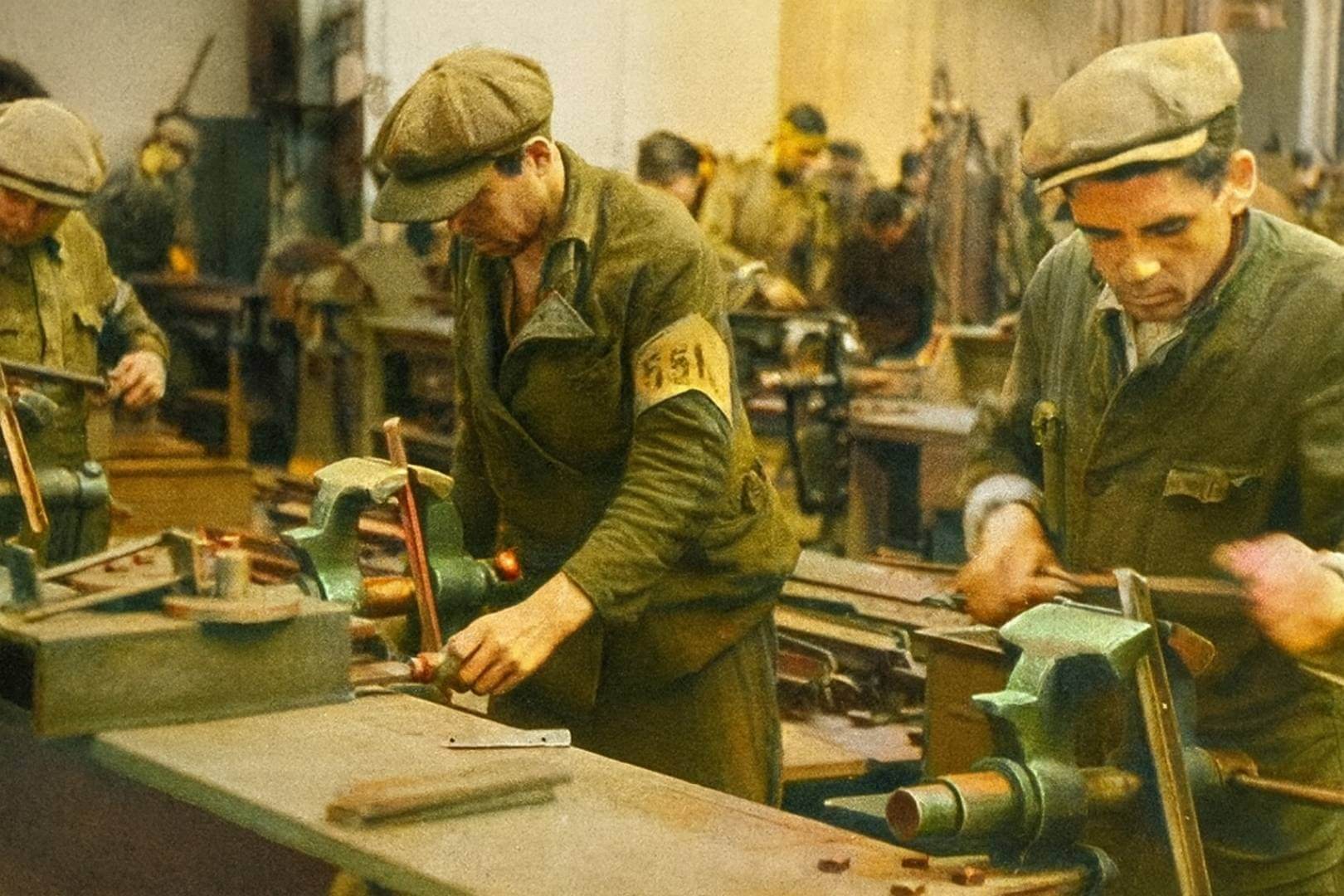 Trabajadores forzados del Tercer Reich en una fábrica bajo control nazi, probablemente integrada en la red de la Organización Todt