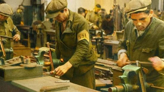 Trabajadores forzados del Tercer Reich en una fábrica bajo control nazi, probablemente integrada en la red de la Organización Todt