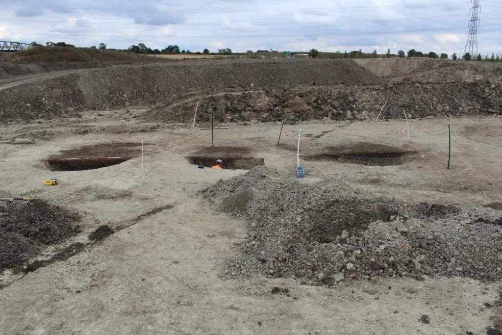 Tres de las fosas excavadas en Linmere, Bedfordshire, aparecen dispuestas en una misma alineación