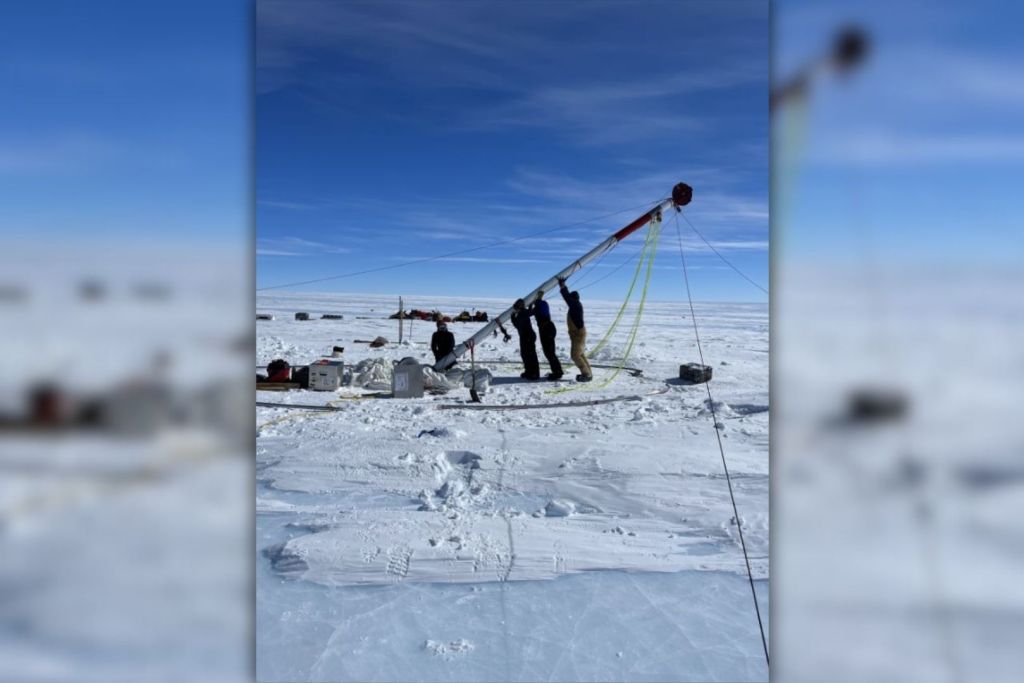 Científicos preparan el equipo de perforación en la región de Allan Hills, en la Antártida Oriental, como parte de los trabajos liderados por el Centro para la Exploración del Hielo Más Antiguo (COLDEX)