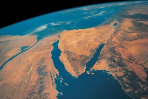 Detectan que el mar entre Asia y África se sigue abriendo: el Golfo de Suez se expande 0,5 mm al año, desafiando 5 millones de años de aparente inactividad tectónica