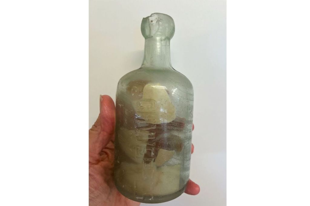 La familia de Esperance que encontró la botella utilizó unas pinzas para extraer con cuidado la carta del interior