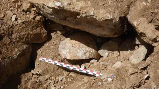 El cráneo apareció encajado entre las piedras de la muralla del fortín romano, tal y como quedó hace casi 2.000 años