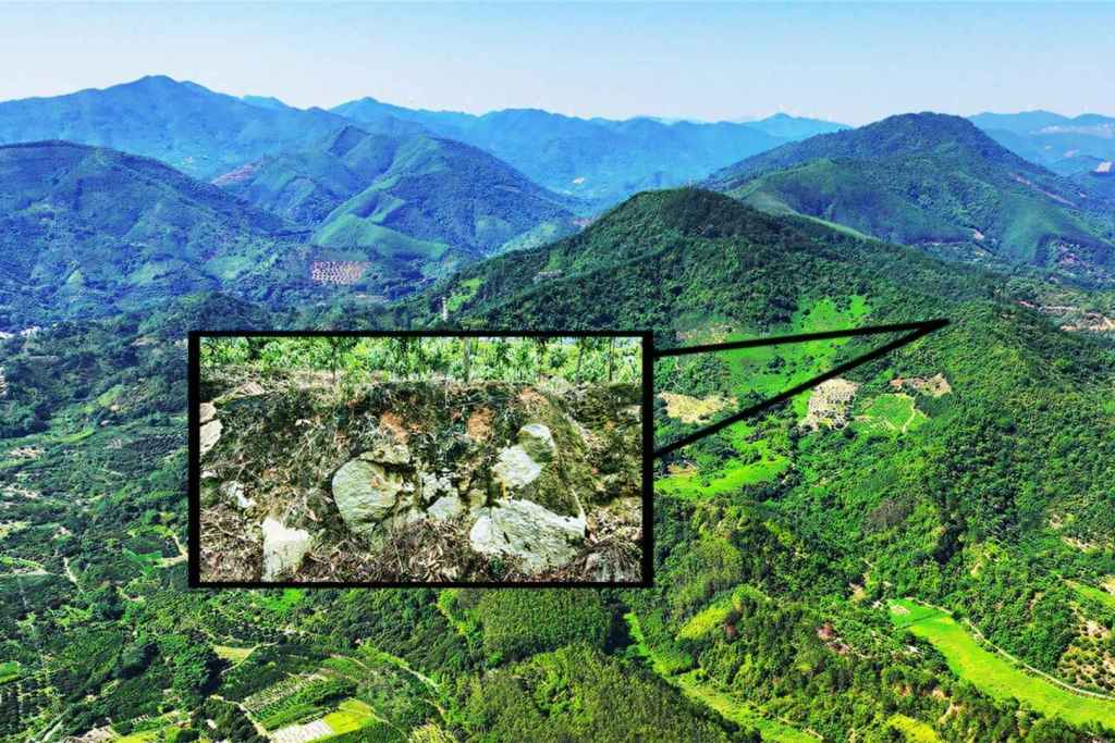 Imagen aérea tomada con dron que muestra el cráter Jinlin desde las alturas, con el contorno aproximado del borde marcado sobre el paisaje