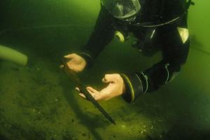 Cuatro lanzas emergen de un lago milenario en Polonia, pero una, cubierta de oro, podría haber pertenecido a un príncipe hace más de 1.000 años