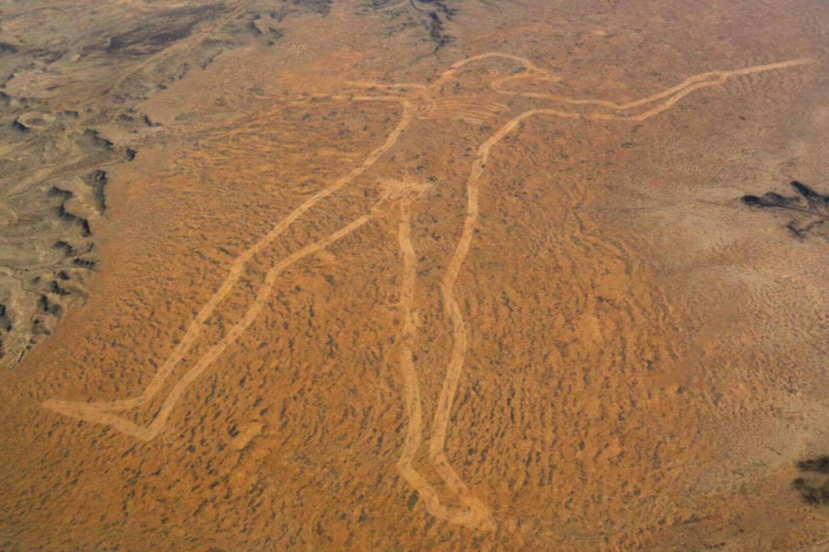 El Marree Man visto desde el aire revela la magnitud de su misterio: una figura humana inmensa grabada sobre el desierto australiano, solo comprensible en toda su dimensión desde las alturas