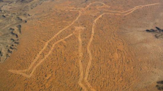 El Marree Man visto desde el aire revela la magnitud de su misterio: una figura humana inmensa grabada sobre el desierto australiano, solo comprensible en toda su dimensión desde las alturas