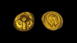 Anverso (izquierda) y reverso (derecha) de la moneda celta conocida como "cuenco del arcoíris"