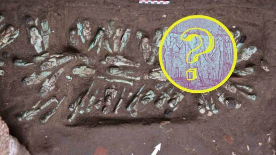 Las figuras funerarias fueron halladas en la cámara norte de la tumba, junto a un sarcófago de granito sin inscripciones que había permanecido sin identificar durante décadas