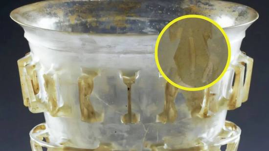 Vaso de vidrio calado hallado en Colonia