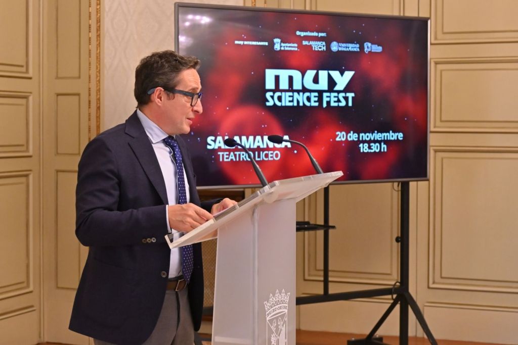 Juan Manuel Corchado, rector de la Universidad de Salamanca, reafirmó el compromiso de la institución con la divulgación científica