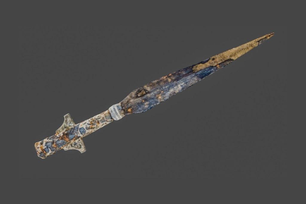 Una lanza medieval ricamente ornamentada, revestida con oro, plata y bronce, fue hallada en las profundidades de un lago en Polonia