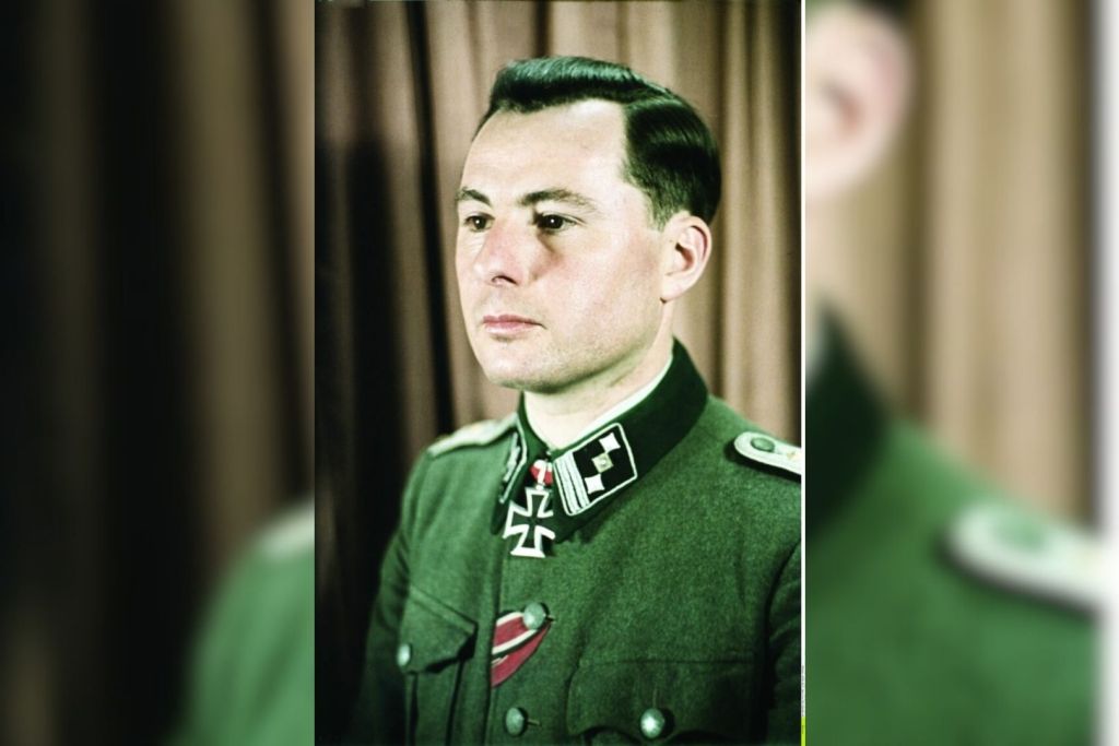 Léon Degrelle, con el rango de Hauptsturmführer de las SS, posa para un retrato oficial en el que luce de forma destacada la Cruz de Caballero al cuello