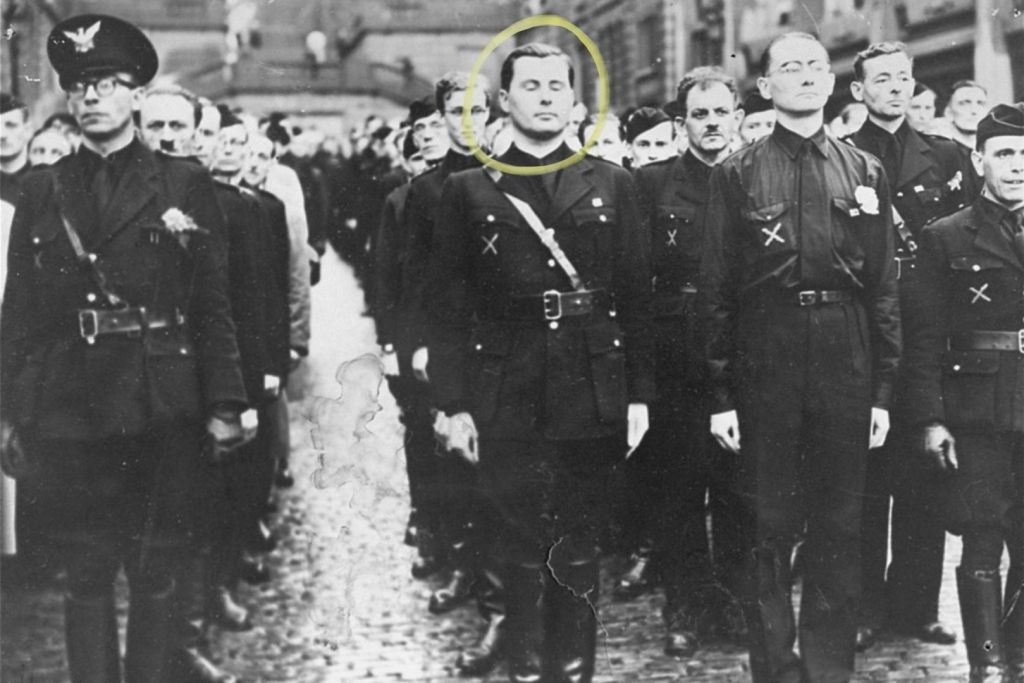 El político belga Léon Degrelle (al centro) aparece formado junto a miembros de los Voluntarios Belgas que se preparaban para partir hacia el frente soviético