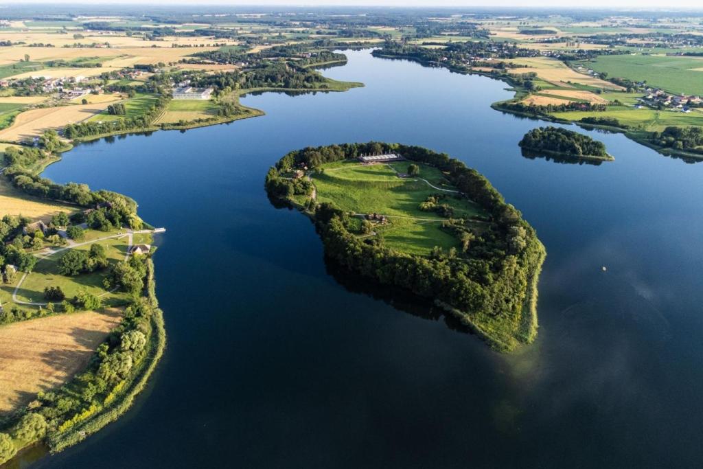 Desde hace años, los científicos han estado recuperando armas medievales del lago Lednica, desvelando poco a poco el antiguo arsenal sumergido de la Polonia piastiana