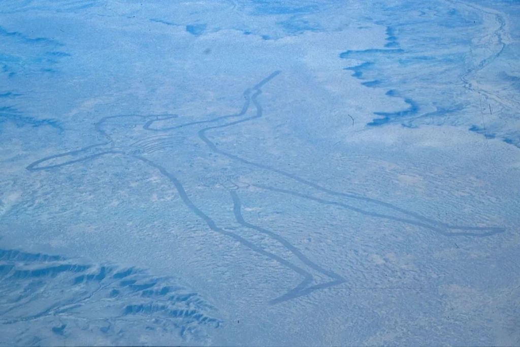 El Marree Man fue avistado por primera vez en 1998 por un piloto que sobrevolaba la zona en un vuelo privado. Semanas después, otro aviador logró capturar una imagen aérea que confirmó la existencia de la enigmática figura