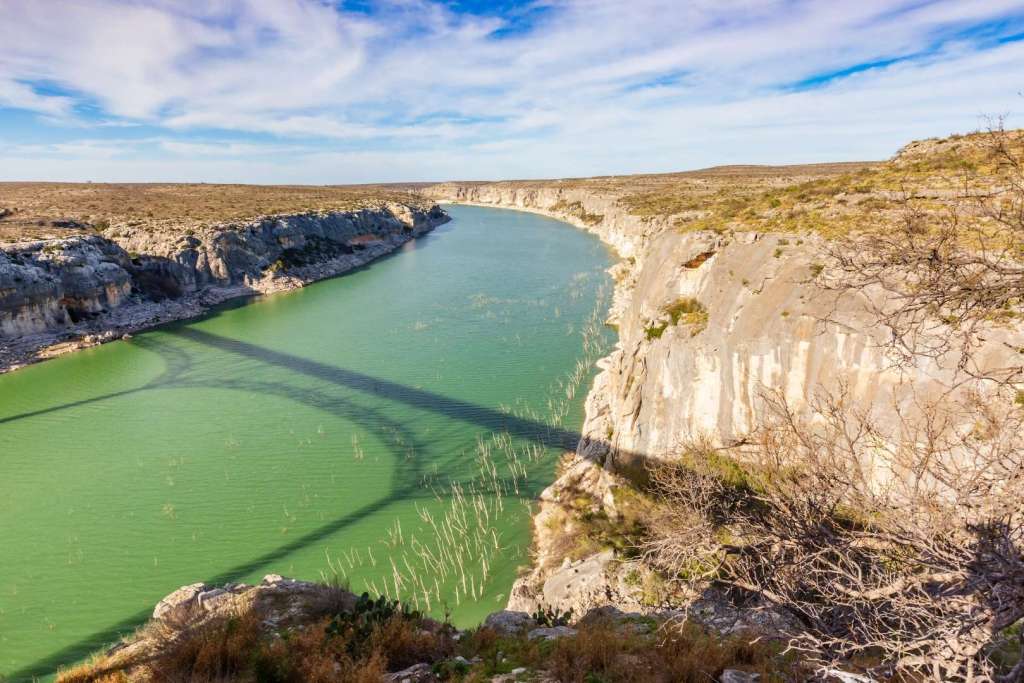 El serpenteante río Pecos atraviesa un territorio sagrado, marcado por pinturas que aún susurran antiguos relatos