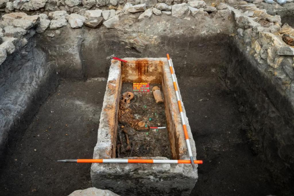 En esta imagen facilitada por el Museo de Historia de Budapest se aprecia un sarcófago romano íntegro tras retirar su tapa en un yacimiento arqueológico de la capital húngara