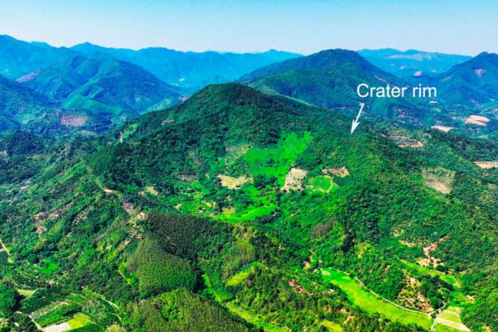 Vista panorámica captada por dron del cráter Jinlin, registrada el 12 de mayo de 2025