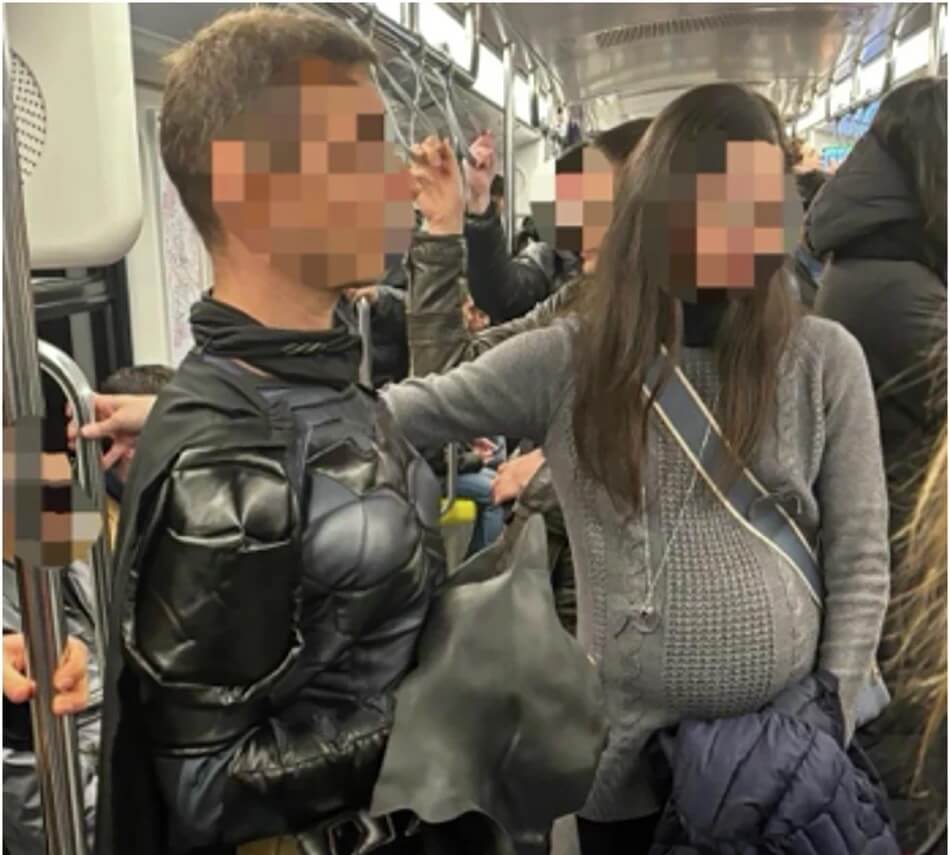Batman y una actriz que simulaba embarazo en un vagón lleno del metro de Milán, parte del escenario utilizado en el experimento. (npj Mental Health Research)