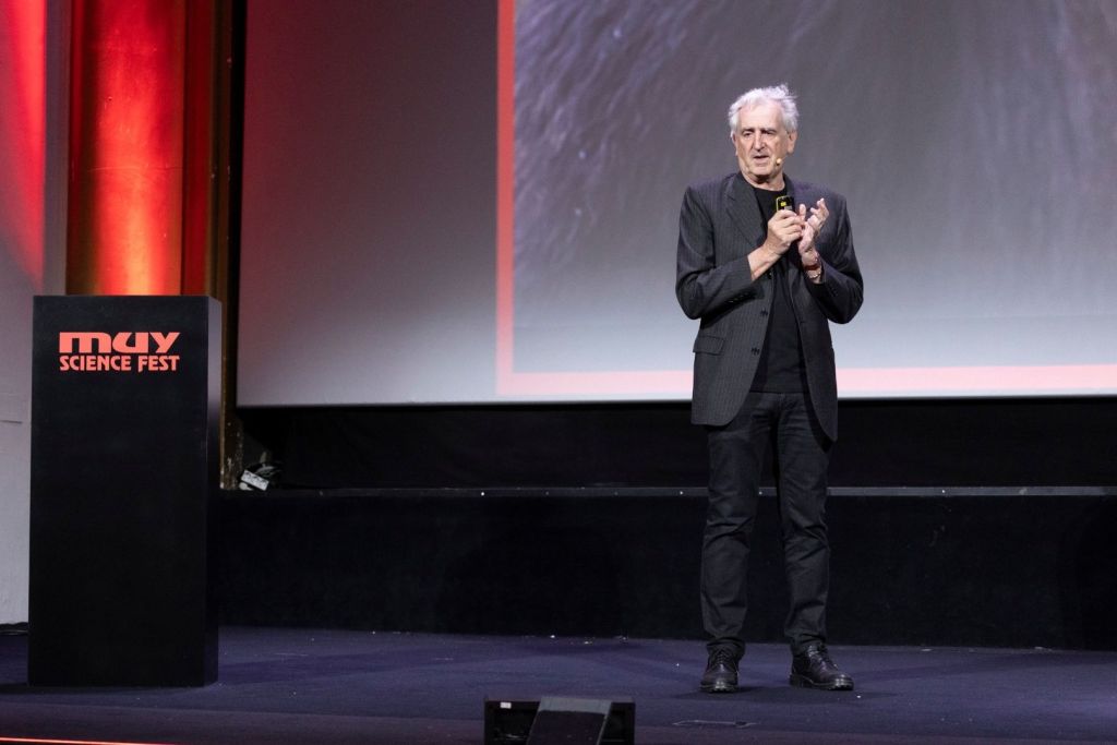 El paleoantropólogo Juan Luis Arsuaga, en el escenario del Muy Science Fest Madrid, reflexiona sobre violencia, cooperación y evolución humana