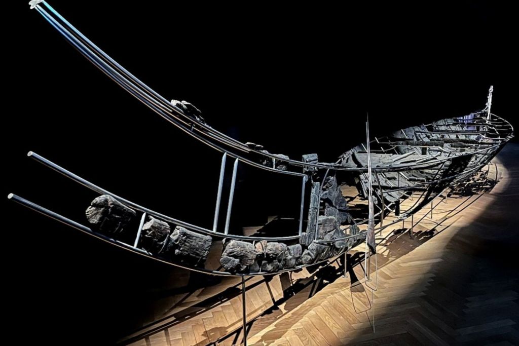 El barco de Hjortspring tal y como se expone en la actualidad en el Museo Nacional de Dinamarca. Imagen de Boel Bengtsson, basada en el estudio de Fauvelle y su equipo