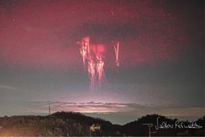 No es una escena de Independence Day: un fotógrafo captó algo tan raro en el cielo que solo dura unos pocos milisegundos