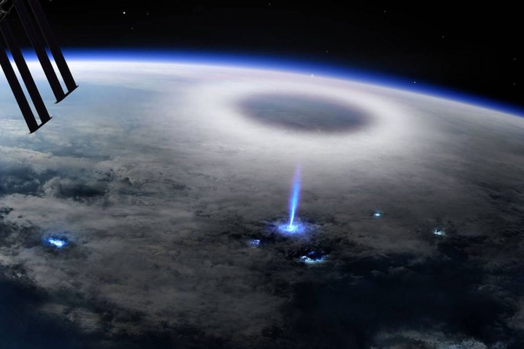 Recreación artística del momento en que un rayo azul asciende hacia la atmósfera, acompañado por un ELVE en forma de anillo que se extiende hasta los 100 km de altitud