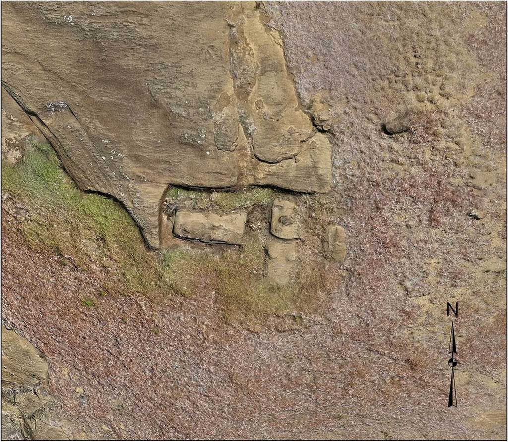 Un moái femenino en las laderas de Rano Raraku muestra la variación estilística entre talleres. Crédito: PLOS ONE.