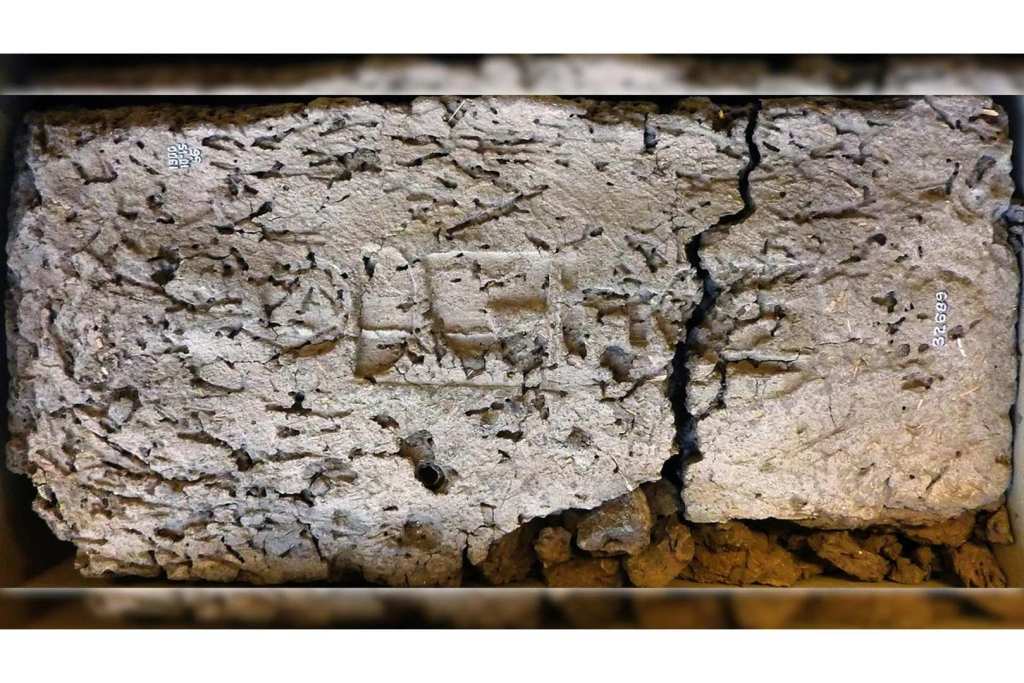 Un ladrillo de adobe procedente del templo de Ahmose en Abydos, conservado en el British Museum y marcado con su nombre real Nebpehtire, ha sido datado por radiocarbono. Los resultados sitúan el inicio de la Dinastía XVIII más tarde de lo que se pensaba, apoyando una cronología baja