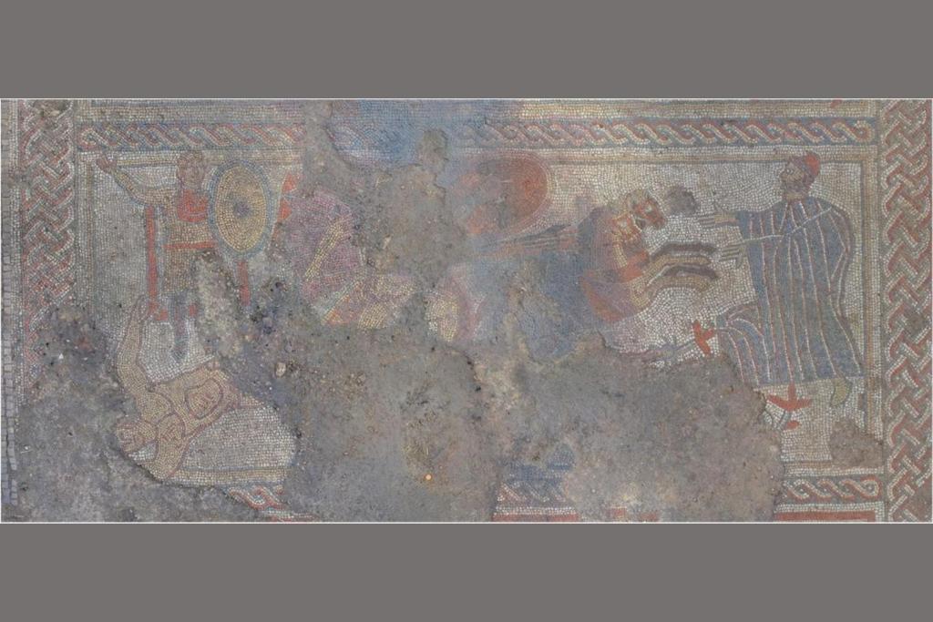 El segundo panel muestra a Aquiles arrastrando el cadáver de Héctor atado a su carro