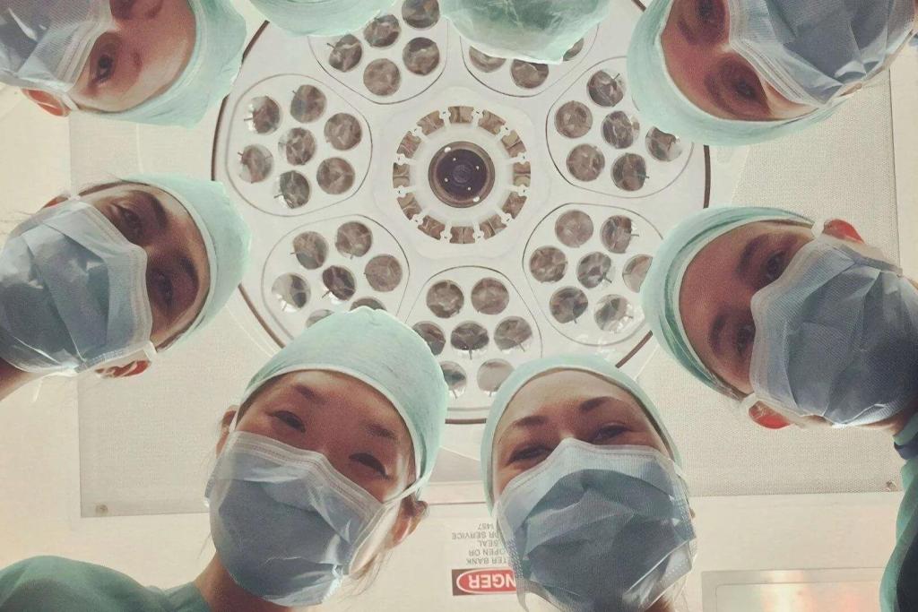 La simulación clínica integra teoría, práctica controlada y análisis reflexivo para transformar la experiencia de aprendizaje en algo realmente valioso